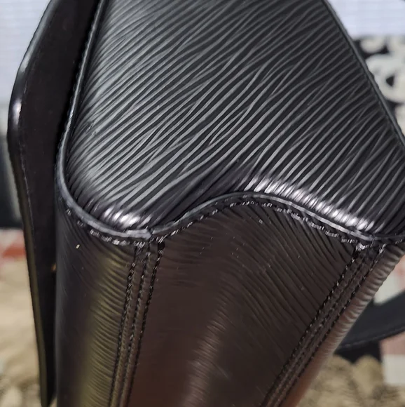 Louis Vuitton - Picture 4 of 9